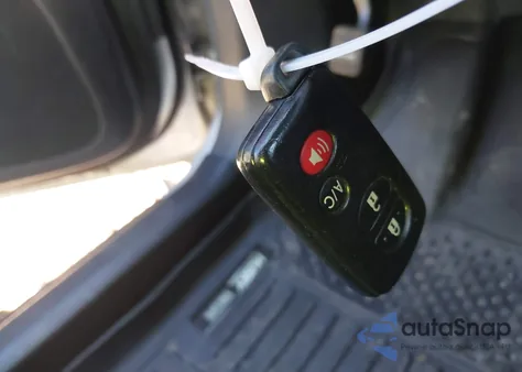 2014 Toyota Prius Plug-In z USA, uszkodzony, nr VIN JTDKN3DP6E3050779